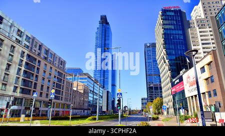 Varsovie, Pologne. 21 septembre 2025. Circulation dans la rue du centre-ville. Sur la rue Prosta le jour d'été. Banque D'Images