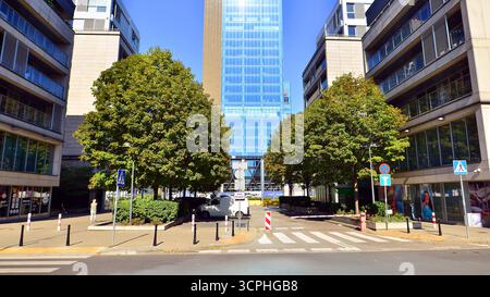 Varsovie, Pologne. 21 septembre 2025. Le centre de la ville avec ses gratte-ciel. Quartier des affaires du centre-ville avec Studio Tower. Banque D'Images