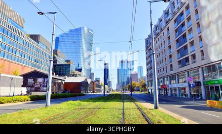Varsovie, Pologne. 21 septembre 2025. Circulation dans la rue du centre-ville. Sur la rue Prosta le jour d'été. Banque D'Images