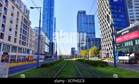 Varsovie, Pologne. 21 septembre 2025. Circulation dans la rue du centre-ville. Sur la rue Prosta le jour d'été. Banque D'Images