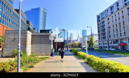 Varsovie, Pologne. 21 septembre 2025. Circulation dans la rue du centre-ville. Sur la rue Prosta le jour d'été. Banque D'Images