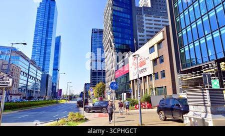 Varsovie, Pologne. 21 septembre 2025. Circulation dans la rue du centre-ville. Sur la rue Prosta le jour d'été. Banque D'Images