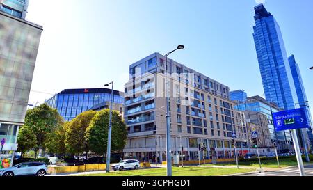 Varsovie, Pologne. 21 septembre 2025. Circulation dans la rue du centre-ville. Sur la rue Prosta le jour d'été. Banque D'Images