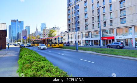 Varsovie, Pologne. 21 septembre 2025. Circulation dans la rue du centre-ville. Sur la rue Prosta le jour d'été. Banque D'Images