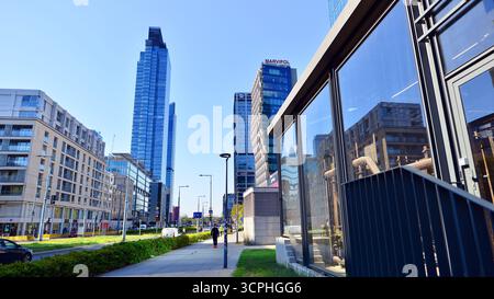Varsovie, Pologne. 21 septembre 2025. Circulation dans la rue du centre-ville. Sur la rue Prosta le jour d'été. Banque D'Images