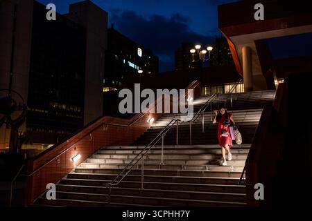 Hong Kong, Hong Kong. 26 septembre 2025. Une femme descendant les escaliers dans le district de Sha Tin le 26 septembre 2025 à Hong Kong. (Crédit image : © Vernon Yuen/Nexpher images via ZUMA Press Wire) USAGE ÉDITORIAL SEULEMENT ! Non destiné à UN USAGE commercial ! Banque D'Images