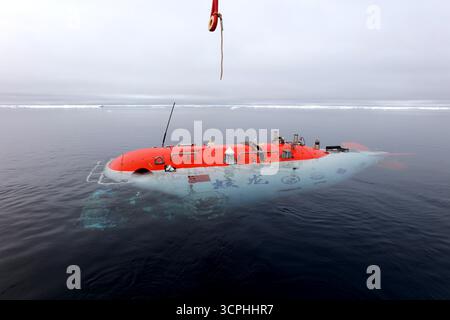 (250926) -- SHANGHAI, 26 septembre 2025 (Xinhua) -- le submersible marin habité chinois Jiaolong est sur le point de plonger dans l'océan Arctique, 6 août 2025. Le brise-glace chinois Xuelong 2, ou Snow Dragon 2, est arrivé à Shanghai vendredi, marquant l'achèvement de la plus grande expédition scientifique du pays dans l'océan Arctique. Au cours de l’expédition, les navires Xuelong 2 et Jidi ont effectué des relevés exhaustifs du milieu marin et ont effectué des tâches de soutien à la plongée profonde habitée dans le plateau de la mer des Tchouktches, le bassin du Canada et la région centrale de l’océan Arctique. (Expédition Xinhua/Liu) Banque D'Images