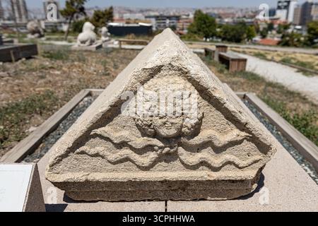 Fragments des détails de construction en pierre de l'empire romain aux thermes romains et Musée en plein air Ankara Turquie Banque D'Images