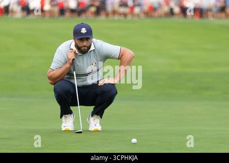 Farmingdale, États-Unis. 26 septembre 2025. Jon Rahm de l'équipe Europe aligne un putt sur le 1er green quand lui et Tyrrell Hatton disputent un match contre Justin Thomas et Bryson DeChambeau de l'équipe des États-Unis à la 45e Ryder Cup au Black course au Bethpage State Park à Farmingdale, New York le vendredi 26 septembre 2025. L’Europe est actuellement titulaire de la Ryder Cup après sa victoire sur les États-Unis en 2023 au Marco Simone Golf and Country Club. Photo de Corey Sipkin/UPI crédit : UPI/Alamy Live News Banque D'Images
