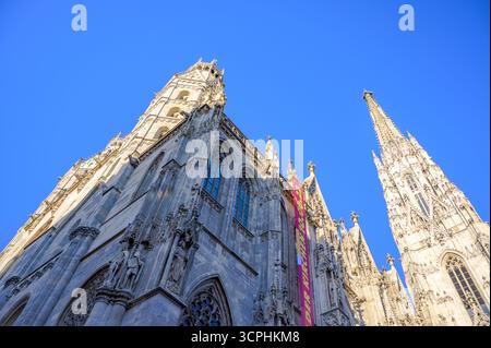 Vienne, Autriche - 4 juin 2022 : la cathédrale d'Étienne présente des détails gothiques complexes s'élevant contre un ciel bleu éclatant avec de superbes tours et Banque D'Images