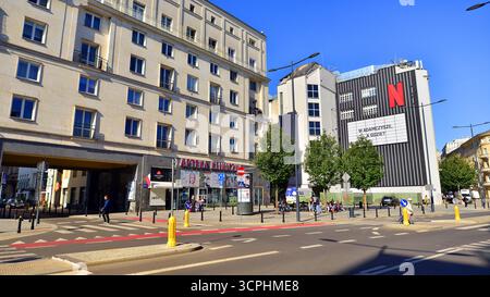 Varsovie, Pologne. 21 septembre 2025. Trafic de rue du centre-ville sur la rue Krucza le jour d'été. Banque D'Images