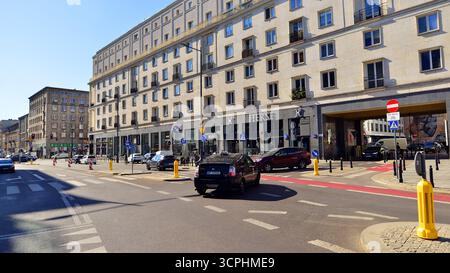 Varsovie, Pologne. 21 septembre 2025. Trafic de rue du centre-ville sur la rue Krucza le jour d'été. Banque D'Images