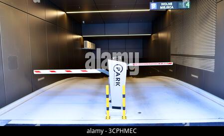 Varsovie, Pologne. 21 septembre 2025. Barrière automatique à l'entrée du parking souterrain. L'immeuble de bureaux Form sur la rue Panska. Banque D'Images