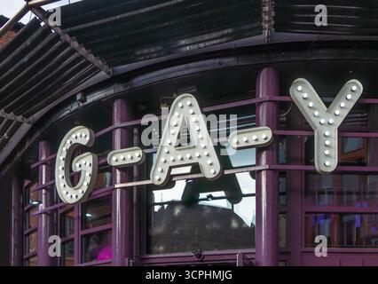 Signalisation lumineuse affichant les lettres G-A-Y à l'extérieur d'un bar LGBgay avec des accents violets de design moderne canal Street manchester gay village Banque D'Images