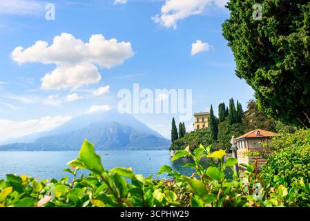 Alpes sur le lac de Côme près de Villa Monastero, Italie Banque D'Images