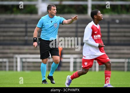 Roeselare, Belgique. 18 septembre 2025. L'arbitre Dmytro Kubriak photographié lors du match UEFA Youth League phase de la saison 2025 - 2026 entre le Club Brugge KV et L'AS Monaco le 18 septembre 2025 à Roeselare, Belgique. (Photo de David Catry/Sportpix) crédit : Sportpix/Alamy Live News Banque D'Images