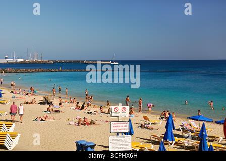 Playa Blanca, Espagne - 24 juin 2008 : les touristes se détendent sur la célèbre plage de Dorada à Playa Blanca sur l'île de Lanzarote, océan Atlantique en arrière-plan Banque D'Images