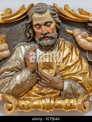 SALZBOURG, AUSTIRA - 8 SEPTEMBRE 2025 : le réaménagement baroque polychrome sculpté de Jude Thaddeu l'église Kollegienkirche de Josef Anton Pfaffinger Banque D'Images