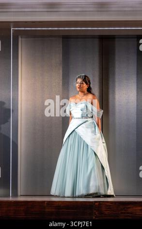 Une scène de la nouvelle production anglaise de CENDRILLON DE l'Opéra national, mise en scène par Julia Burbach et dirigée par Yi-Chen Lin au London Coliseum, Londres WC2, Royaume-Uni, ouverture le samedi 27 septembre. Dans une nouvelle traduction anglaise de Christopher Cowell, la scénographie est de Herbert Murauer, les costumes de Sussie Juhlin-Wallen et l'éclairage de Malcolm Rippeth. Le chorégraphe est Cameron McMillan. Sur la photo : Deepa Johnny (comme Angelina / Cendrillon). Crédit : Donald Cooper/Alamy Live News Banque D'Images