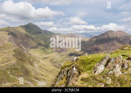Vue sur Cwm Llan du sommet Yr Aran au sentier de crête sud de Snowdon et y Lliwedd dans le parc national de Snowdonia. Beddgelert, Gwynedd, nord du pays de Galles, Royaume-Uni Banque D'Images