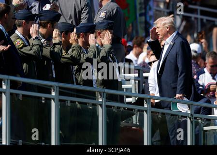 Farmingdale, États-Unis. 26 septembre 2025. Le président Donald Trump salue les membres des forces armées alors qu’il assiste à la journée d’ouverture de la 45e Ryder Cup au Black course du Bethpage State Park à Farmingdale, New York, le vendredi 26 septembre 2025. Photo de John Angelillo/UPI crédit : UPI/Alamy Live News Banque D'Images