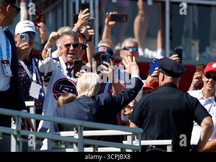 Farmingdale, États-Unis. 26 septembre 2025. Le président Donald Trump fait signe à la foule alors qu’il arrive pour la journée d’ouverture de la 45e Ryder Cup au Black course du Bethpage State Park à Farmingdale, New York, le vendredi 26 septembre 2025. Photo de John Angelillo/UPI crédit : UPI/Alamy Live News Banque D'Images
