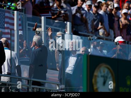 Farmingdale, États-Unis. 26 septembre 2025. Le président Donald Trump agite à la foule derrière un mur de verre pare-balles alors qu’il arrive pour la journée d’ouverture de la 45e Ryder Cup au Black course du Bethpage State Park à Farmingdale, New York, le vendredi 26 septembre 2025. Photo de John Angelillo/UPI crédit : UPI/Alamy Live News Banque D'Images