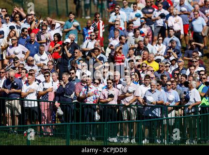 Farmingdale, États-Unis. 26 septembre 2025. Les spectateurs écoutent l'hymne national le vendredi 26 septembre 2025, le jour de l'ouverture de la 45e Ryder Cup au Black course du Bethpage State Park à Farmingdale, New York. Photo de John Angelillo/UPI crédit : UPI/Alamy Live News Banque D'Images