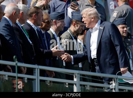 Farmingdale, États-Unis. 26 septembre 2025. Le président Donald Trump serre la main des participants à son arrivée pour la journée d’ouverture de la 45e Ryder Cup au Black course du Bethpage State Park à Farmingdale, New York, le vendredi 26 septembre 2025. Photo de John Angelillo/UPI crédit : UPI/Alamy Live News Banque D'Images