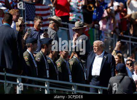 Farmingdale, États-Unis. 26 septembre 2025. Le président Donald Trump fait signe à la foule alors qu’il arrive pour la journée d’ouverture de la 45e Ryder Cup au Black course du Bethpage State Park à Farmingdale, New York, le vendredi 26 septembre 2025. Photo de John Angelillo/UPI crédit : UPI/Alamy Live News Banque D'Images