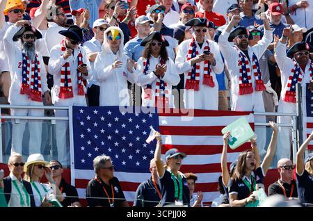 Farmingdale, États-Unis. 26 septembre 2025. Les fans de Team United States encouragent leurs joueurs sur le premier trou lors de la compétition de quatre balles contre Team Europe le premier jour de la 45e Ryder Cup au Bethpage Black course à Farmingdale, New York, le vendredi 26 septembre 2025. Photo de John Angelillo/UPI crédit : UPI/Alamy Live News Banque D'Images
