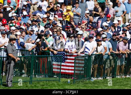 Farmingdale, États-Unis. 26 septembre 2025. Les fans de Team United States regardent leurs joueurs sur le premier trou lors de la compétition de quatre balles contre Team Europe le premier jour de la 45e Ryder Cup au Bethpage Black course à Farmingdale, New York, le vendredi 26 septembre 2025. Photo de John Angelillo/UPI crédit : UPI/Alamy Live News Banque D'Images