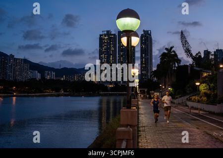 Hong Kong, Hong Kong. 26 septembre 2025. Les gens courent sur les rives de la rivière Shing Mun dans le district de Sha Tin le 26 septembre 2025 à Hong Kong. (Crédit image : © Vernon Yuen/Nexpher images via ZUMA Press Wire) USAGE ÉDITORIAL SEULEMENT ! Non destiné à UN USAGE commercial ! Banque D'Images