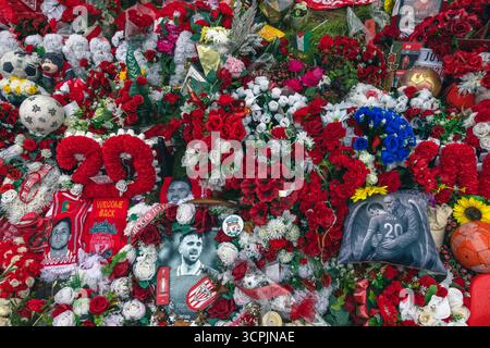 Hommages floraux, foulards et messages laissés par les fans à l'extérieur du stade Anfield en mémoire du défunt attaquant de Liverpool Diogo Jota. Banque D'Images