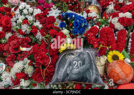 Hommages floraux, foulards et messages laissés par les fans à l'extérieur du stade Anfield en mémoire du défunt attaquant de Liverpool Diogo Jota. Banque D'Images