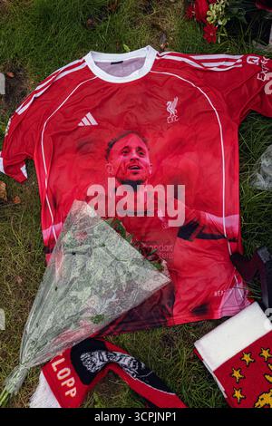 Hommages floraux, foulards et messages laissés par les fans à l'extérieur du stade Anfield en mémoire du défunt attaquant de Liverpool Diogo Jota. Banque D'Images