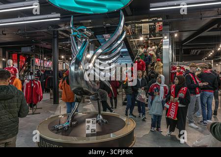 Les supporters du Liverpool fc visitent le magasin officiel du Liverpool FC, le « Fan Store », au stade Anfield de Liverpool, en Angleterre. Banque D'Images