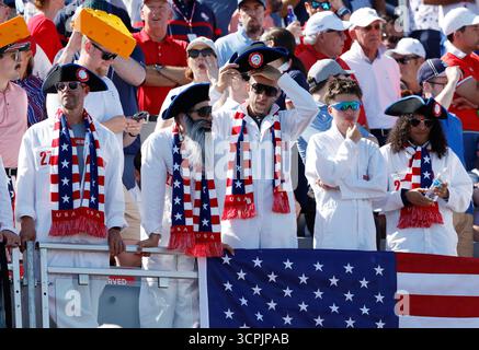 Farmingdale, États-Unis. 26 septembre 2025. Les fans de Team United States regardent leurs joueurs sur le premier trou lors de la compétition de quatre balles contre Team Europe le premier jour de la 45e Ryder Cup au Bethpage Black course à Farmingdale, New York, le vendredi 26 septembre 2025. Photo de John Angelillo/UPI crédit : UPI/Alamy Live News Banque D'Images