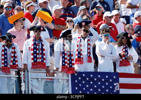 Farmingdale, États-Unis. 26 septembre 2025. Les fans de Team United States regardent leurs joueurs sur le premier trou lors de la compétition de quatre balles contre Team Europe le premier jour de la 45e Ryder Cup au Bethpage Black course à Farmingdale, New York, le vendredi 26 septembre 2025. Photo de John Angelillo/UPI crédit : UPI/Alamy Live News Banque D'Images