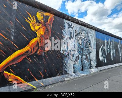 Des peintures murales de Street art ornent des pièces historiques du mur de Berlin à l'emblématique East Side Gallery de Berlin, en Allemagne Banque D'Images