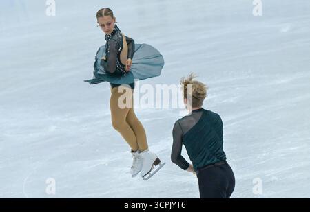 Oberstdorf, Allemagne. 26 septembre 2025. Patinage artistique : Challenger Series - Nebelhorn Trophy, Letizia Roscher et Luis Schuster d'Allemagne lors de leur patinage libre en couples. Crédit : Peter Kneffel/dpa/Alamy Live News Banque D'Images