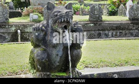 Statue de bec d'eau assis dans le parc aquatique Tirta Gangga, Bali Banque D'Images