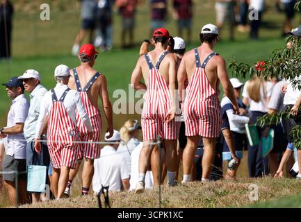 Farmingdale, États-Unis. 26 septembre 2025. Les fans s'habillent en salopette étoilée alors que Team United States affronte Team Europe le premier jour de la 45e Ryder Cup au Bethpage Black course à Farmingdale, New York, le vendredi 26 septembre 2025. Photo de John Angelillo/UPI crédit : UPI/Alamy Live News Banque D'Images