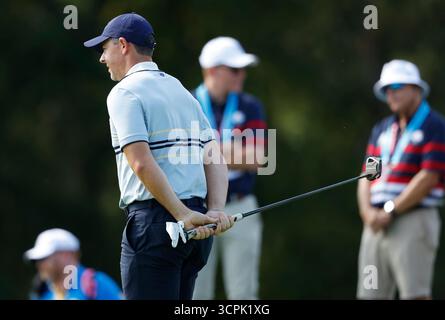 Farmingdale, États-Unis. 26 septembre 2025. Rory McIlroy de Team Europe marche vers le troisième green lors d’un match de quatre balles contre Team United States le premier jour de la 45e Ryder Cup au Bethpage Black course à Farmingdale, New York, le vendredi 26 septembre 2025. Photo de John Angelillo/UPI crédit : UPI/Alamy Live News Banque D'Images