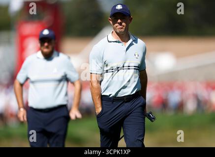 Farmingdale, États-Unis. 26 septembre 2025. Rory McIlroy et Shane Lowry de Team Europe marchent vers le troisième green lors d’un match de quatre balles contre Team United States le premier jour de la 45e Ryder Cup au Bethpage Black course à Farmingdale, New York, le vendredi 26 septembre 2025. Photo de John Angelillo/UPI crédit : UPI/Alamy Live News Banque D'Images