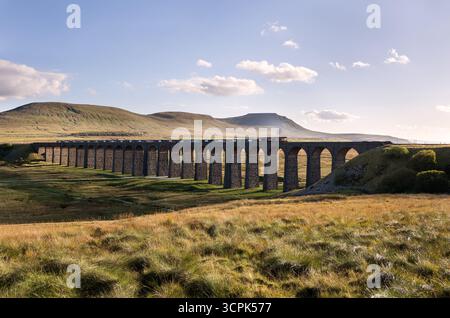Un moteur diesel de classe 66 transporte un train de pierres, extrait de carrière à Arcow Quarry, au-dessus du viaduc de Ribblehead (North Yorkshire) sur la voie ferrée Settle-Carlisle. Banque D'Images
