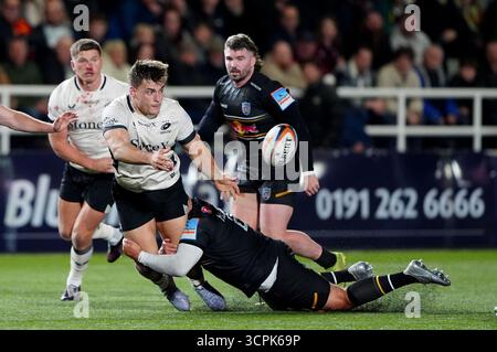 Theo Dan des Saracens (à gauche) est attaqué par George McGuigan des Newcastle Red Bulls lors du Gallagher PREM match à Kingston Park, Newcastle upon Tyne. Date de la photo : vendredi 26 septembre 2025. Banque D'Images