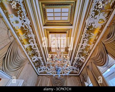 Le plafond opulent aux motifs complexes dorés et blancs du musée Ernst Fuchs dans la villa Otto Wagner à Vienne, Autriche Banque D'Images