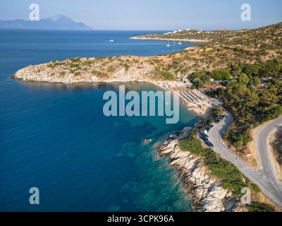 Superbe vue aérienne en soirée de la côte de Sithonia montrant la plage de Tourkolimnionas Banque D'Images