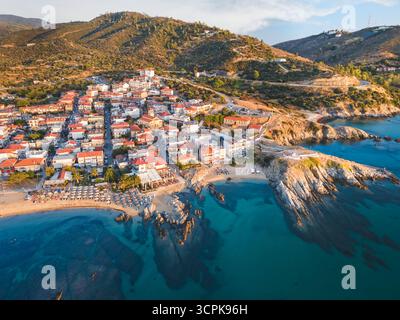 Vue aérienne de la plage de Sarti et de la ville à la lumière du matin, péninsule de Sithonia, Halkidiki, Grèce Banque D'Images